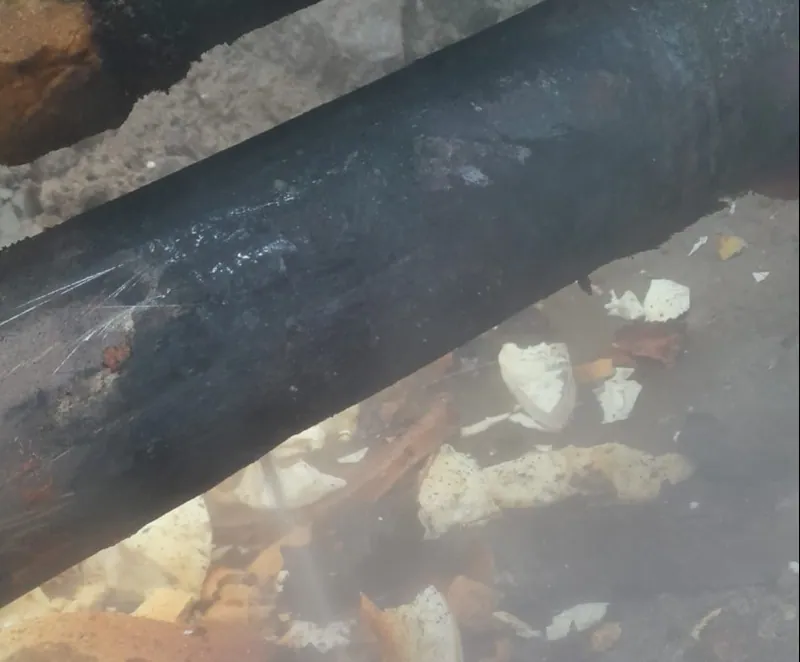 Vuotava kaukolämpöputki avatussa kaivannossa